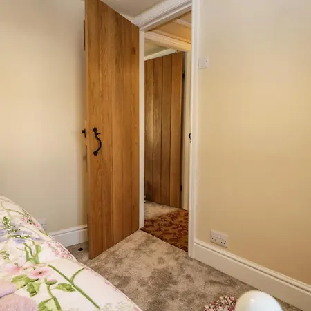 2 Meadow View *